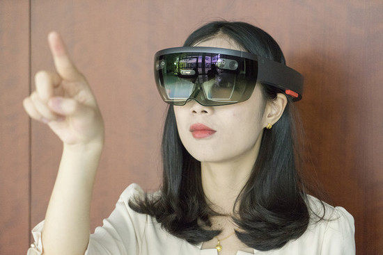 感受2万元的黑科技！微软MR头显HoloLens评测