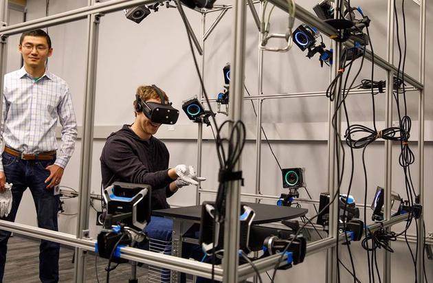 扎克伯格试玩自家VR手套 摆脱手柄限制