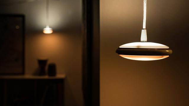 这款LED吊灯有学习能力 根据需求自动调整照明