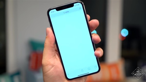 苹果第一次用OLED：iPhone X曝出屏幕泛蓝问题.jpg