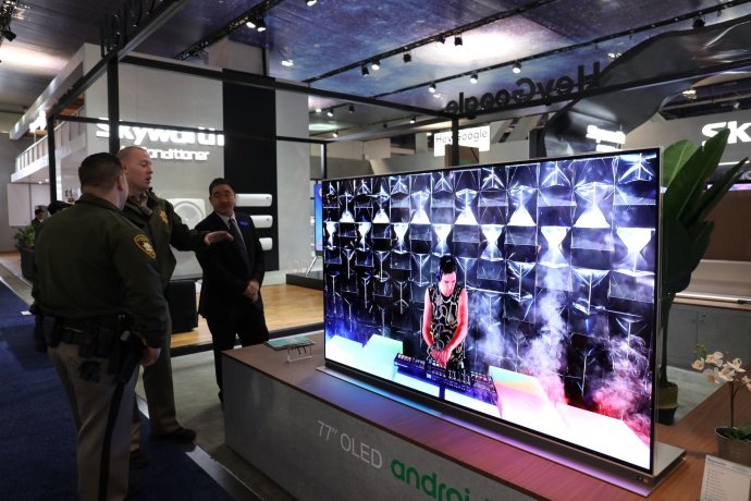 创维OLED壁纸电视亮相2018CES 自主研发AI芯片