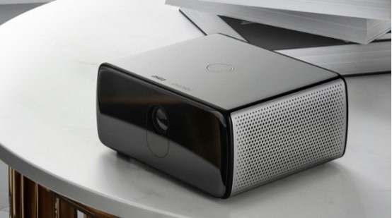 坚果与芒果TV联名合作,首发新品投影仪W700