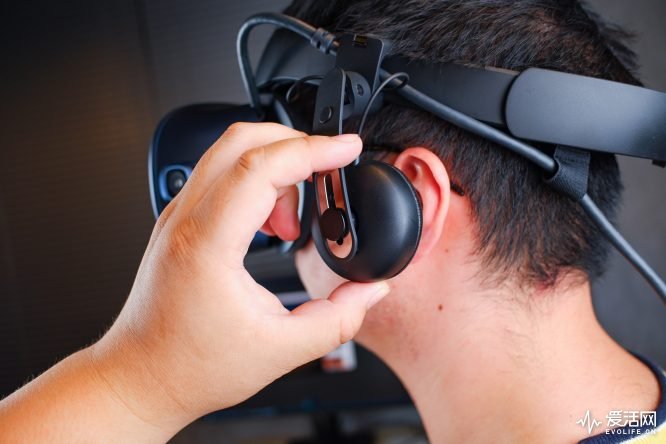 HTC Vive Cosmos被称年度最爽的VR头显？