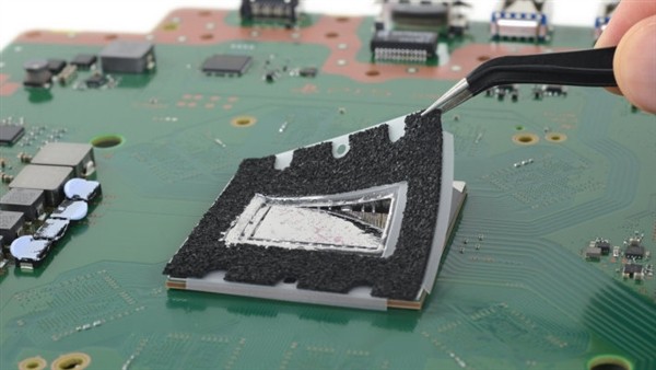 索尼PS5采用自研SSD主控 处理器为液金散热