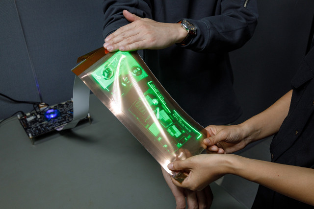 LG推出业界首款高分辨率可拉伸显示屏，可从12英寸拉至14英寸