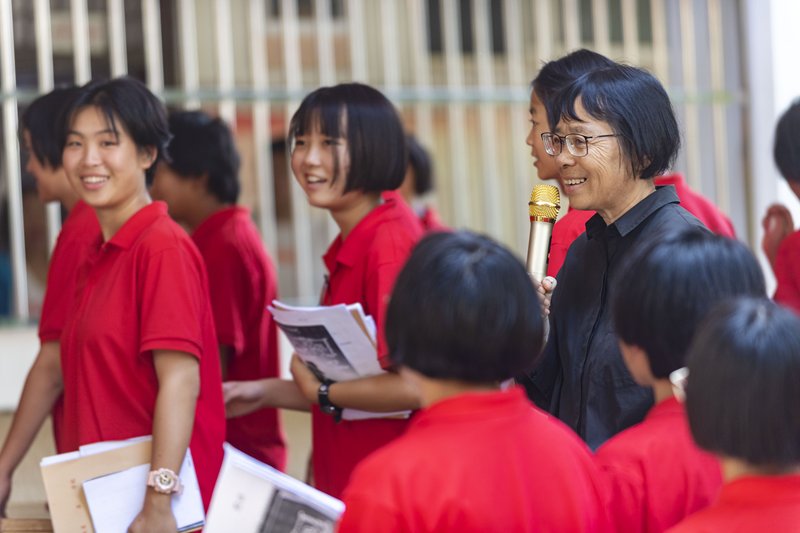 张桂梅和学生们在一起