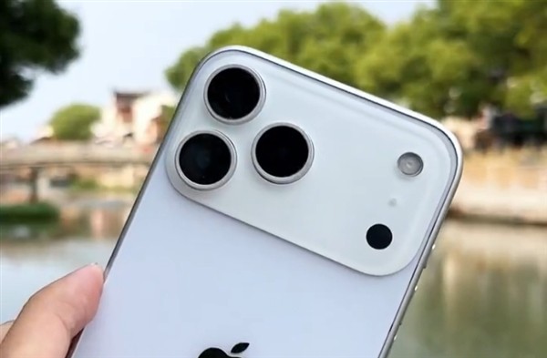 苹果iPhone 17 Pro Max机模上手:厚度增加 电池加大