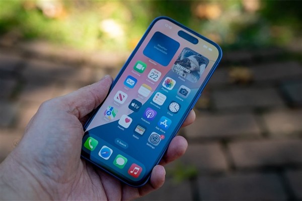 曝iPhone 17 Pro采用拼接材质:苹果史上变化最大的手机 曝iPhone 17 Pro采用拼接材质:苹果史上变化最大的手机