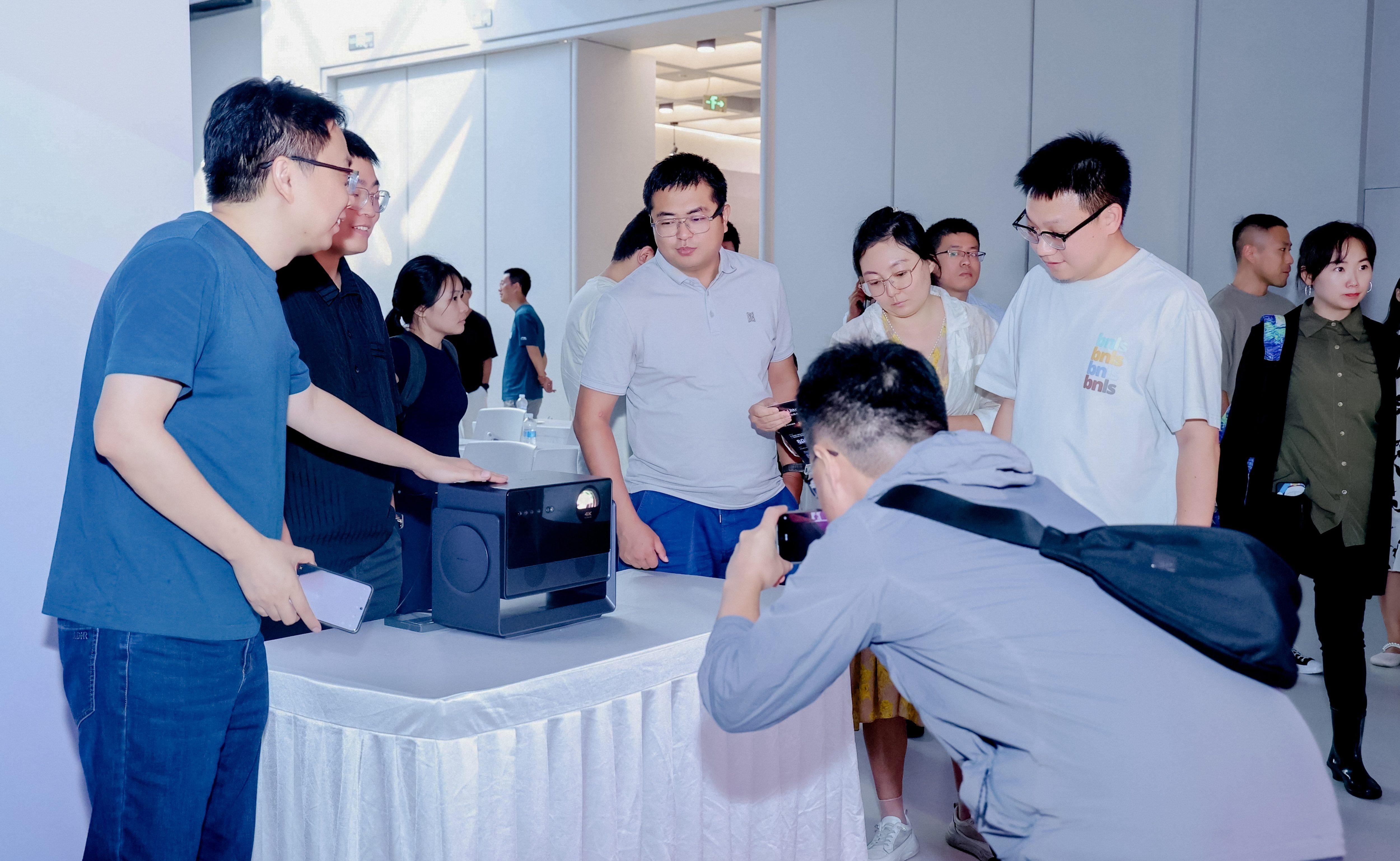 当贝S7 Ultra Max震撼发布 媒体品鉴会定格影像之巅时刻 当贝S7 Ultra Max震撼发布 媒体品鉴会定格影像之巅时刻