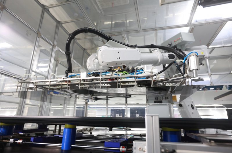 通过机器人实现“面板自动精准卡合”