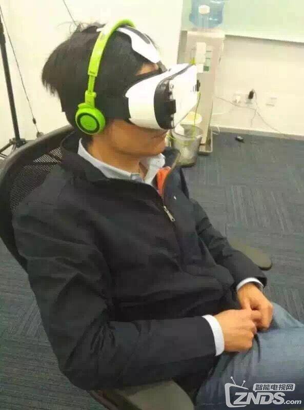 VR真火爆 小米VR虚拟现实眼镜曝光雷军亲自试戴