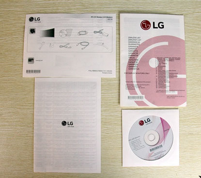 随机附送的各种纸质资料以及驱动光盘，光盘中有LG自家的OnScreen Control屏幕调试软件。