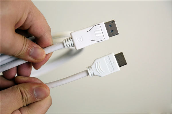 DispalyPort线缆（上）、HDMI线缆（下）