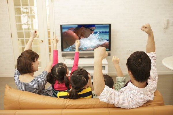 和家人一起看电视才是家庭生活乐趣