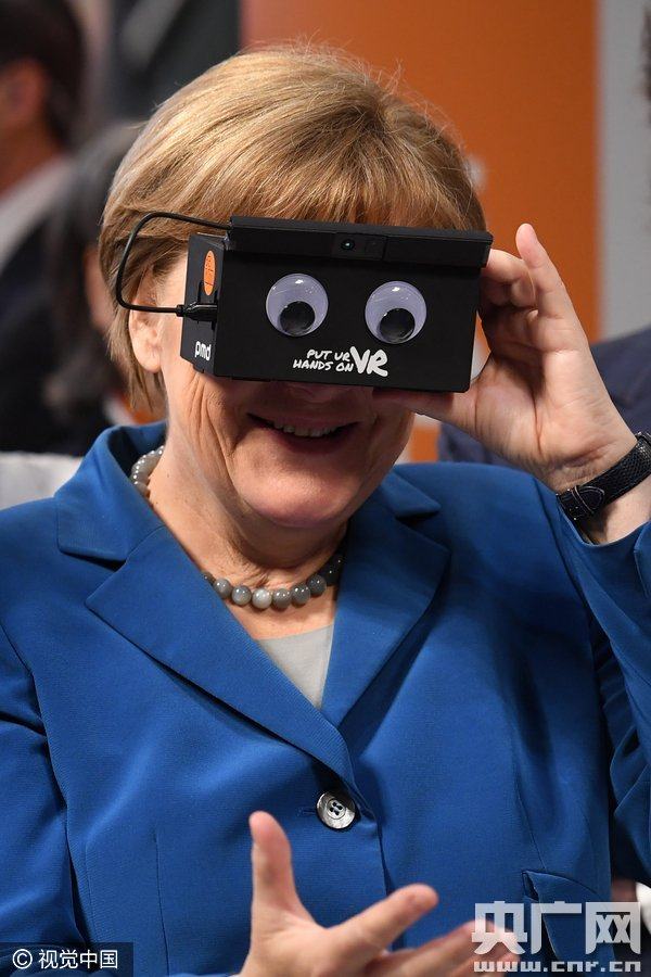 奥巴马 默克尔体验VR眼镜:VR技术令人惊奇